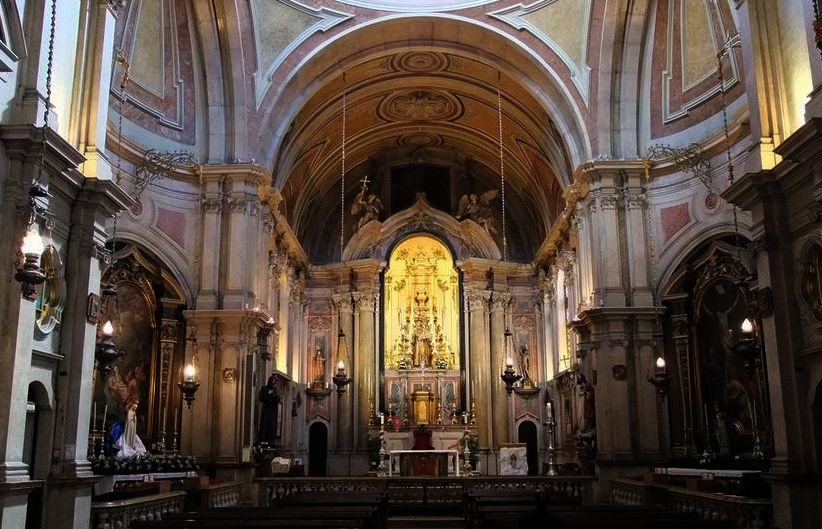 あまりにも有名なカルモ修道院の震災遺蹟 壁面の彫刻や装飾まで被災のまま保存されている。(SELF)